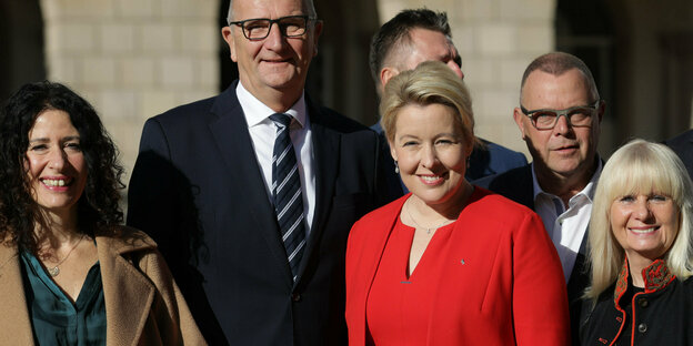 Das Bild zeigt Regierungchefin Franziska Giffey (SPD) und weitere Landespolitiker aus Berlin und Brandenburg.