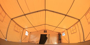 Soldat in einem großen Zelt