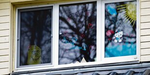 Ein Fenster mit aufgemalten Comic-Figuren