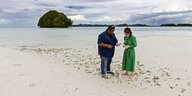 Zwei Menschen stehen am Strand in Palau