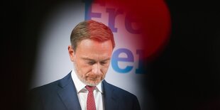 Christian Lindner blickt nach unten