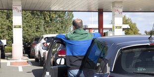 Autos und eine Tankstelle, die keinen Sprit mehr zu verkaufen hat