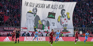 Transparent im Stadion: "Für Geld wachen wir aklles rein"