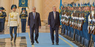 Erdogan stolziert mit dem kasachischen Präsidenten Tokajew an stramm stehenden Soldaten mit GEwehr entlang