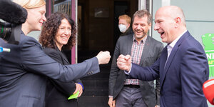 Das Bild zeigt den Berliner CDU-Chef Kai Wegner mit führenden Grünen-Politikern