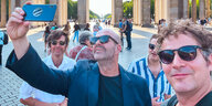 Die Musiker der Band Mutter machen ein Selfie vor dem Brandenburger Tor.