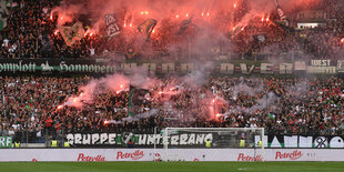 Bengalo-Meer in der Heimkurve von Hannover 96