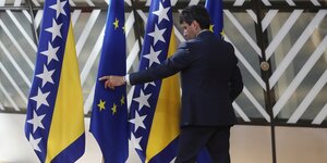 Fahnen der EU und von Bosnien und Herzegowina