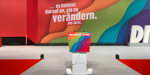 Bühne des Erfurter Parteitags der Linken im Juni 2022