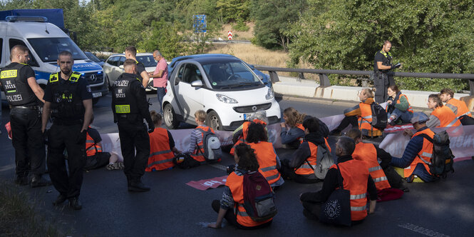 Das Foto zeigt eine Autobahnblockade im Berliner Bezirk Schöneberg.