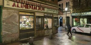 Nächtliche Gassen in Madrid im Regen im Stadtteil Las Letras, Lebensmittelladen