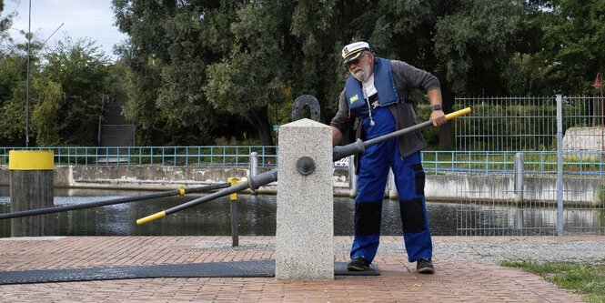 Schleusenwärter Stefab Diebetz bei der Arbeit an einer Schleuse in Eberswalde