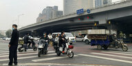Eine Schnellstraßenbrücke über eine große Kreuzung in Peking.
