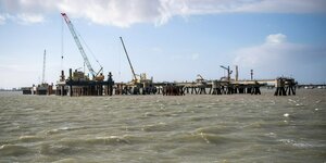 Bauarbeiten in der Nordsee an zukünftigen LNG-Terminals