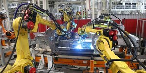 Industrieroboter in einem VW-Werk