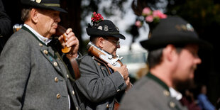 Drei in Tracht gekleidete Personen