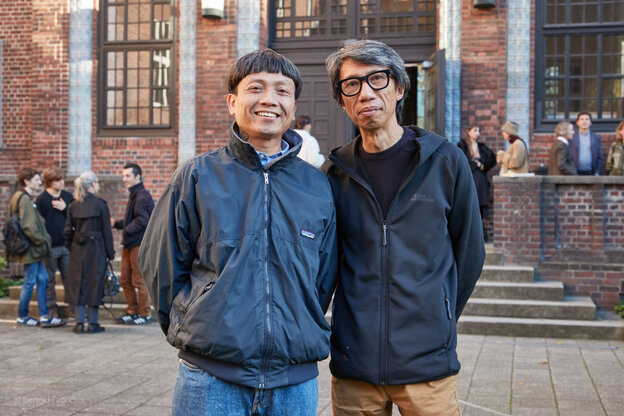 Reza Afisina (l) und Iswanto Hartono stehen vor dem Hauptgebäude der Hamburger Hochschule für bildende Künste