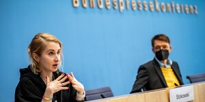Margarete Stokowski, Journalistin und Autorin, spricht über ihre Erkrankung neben Karl Lauterbach (SPD), Bundesminister für Gesundheit, bei einer Pressekonferenz