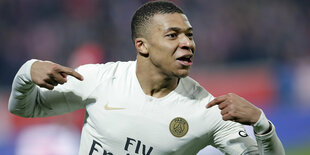 Mbappé zeigt beim Torjubel mit den Fingern auf sich