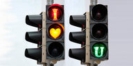 Zwei Ampeln mit der Information: I love you - rotes I gelbes Herz und auf der zweiten Ampel ein grünes U