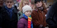 Greta Thunberg trägt einen bunten Schal
