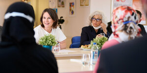 Außenministerin Annalena Baerbock sitzt in der Türkei an einem Tisch mit geflüchteten Frauen