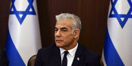 Portrait von Jair Lapid - zwischen zwei israelischen Fahnen