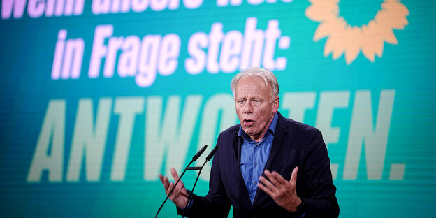 Jürgen Trittin auf dem Podium des Grünen-Parteitags in Bonn, gestikulierend