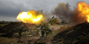 Eine sowjetische Kanone wird am 11. Oktober richtung ukrainischer Soldaten abgefeuert