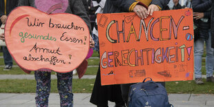 Zwei Protestschilder von der Demo von #ichbinarmutsbetroffen