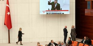 Türkisches Parlament mit Redner