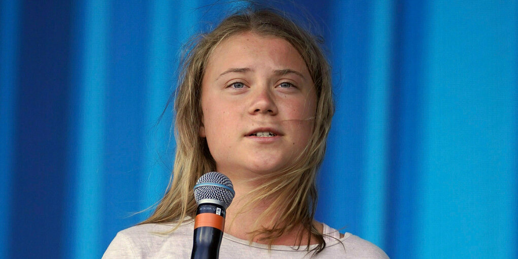 Porträtaufnahme von Greta Thunberg mit Mikro