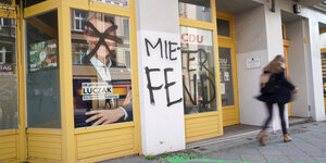 "Mieterfeind"-Schmiereri auf CDU Büro mit Luczak-Bild