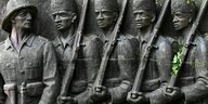 EIn Denkmal zeigt Soldaten