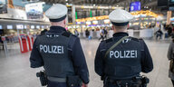 Zwei Polizisten stehen am Flughafen von Frankfurt am Main