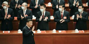 Chinas Staatschef Xi begrüßt winkend die Genossen bei der Eröffnungszeremonie des Parteitags der KP in Peking