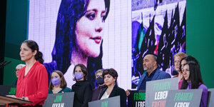 Annalena Baerbock (3.vl, Bündnis 90/Die Grünen), Außenministerin, und die Schauspielerin Pegah Ferydoni (l) stehen beim Bundesparteitag von Bündnis 90/Die Grünen während einer Kundgebung für die Frauen im Iran gemeinsam auf der Bühne.