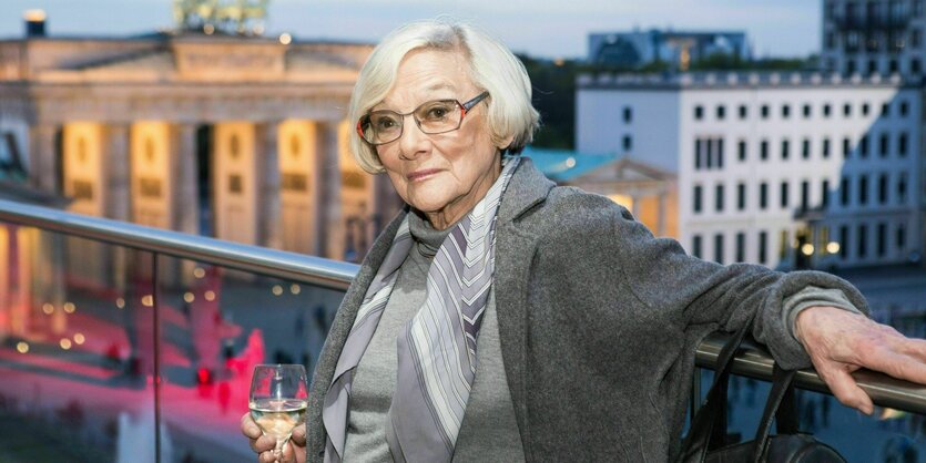 Porträt von Gunilla Palmstierna- Weiss auf ener Dachterrasse