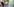 Neben einer blühenden Blume fährt im Hintergrund eine Radlerin mit einem Kind im Kindersitz hinter sich