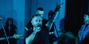 Der Autor Serhij Zhadan, der auch Musiker ist, gibt ein Konzert