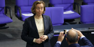 Beatrix von Storch schaut überrascht im Plenarsaal des Bundestags, während von ein Fraktionskollege ein Foto von ihr knipst
