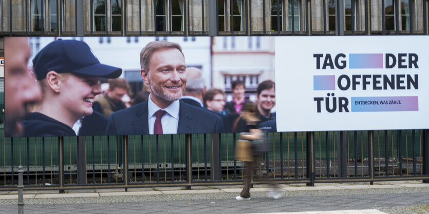 Ein Plakat vor dem Finanzministerium zeigt Christian Linder mit einem jungen Mann und dem Hinweis: Tag der offenen Tür