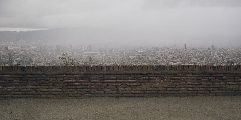 vernebelter Blick vom Montjuic auf Barcelona.