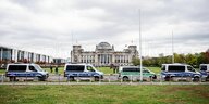 Polizeiaufstellung vor dem Reichstag bei einer AfD Demonstration