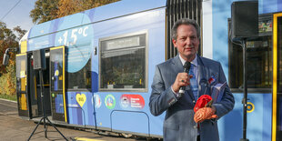 Eckhard von Hischhausen vor der "Klima-Tram" in Berlin