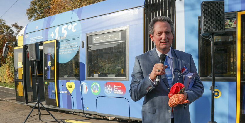 Eckhard von Hischhausen vor der "Klima-Tram" in Berlin