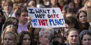Menschenmasse, ein Plakat wird hochgehalten: "I want a hot date not a hot planet"