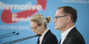 Tino Chrupalla und Alice Weidel bei einem Statement im Bundestag