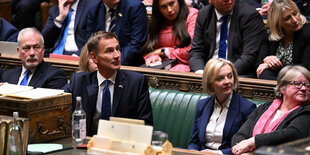 Liz Truss sitzt mit Jeremy Hunt im Unterhaus