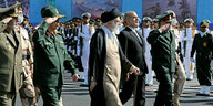 Der oberste Führer Ajatollah Ali Chamenei (3l) in Begleitung von Kommandeuren der Streitkräfte